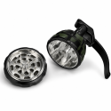 Grinder grenade en métal au design camouflage militaire vert et noir tenu dans une main