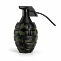 Grinder grenade en métal au design camouflage militaire vert et noir tenu dans une main