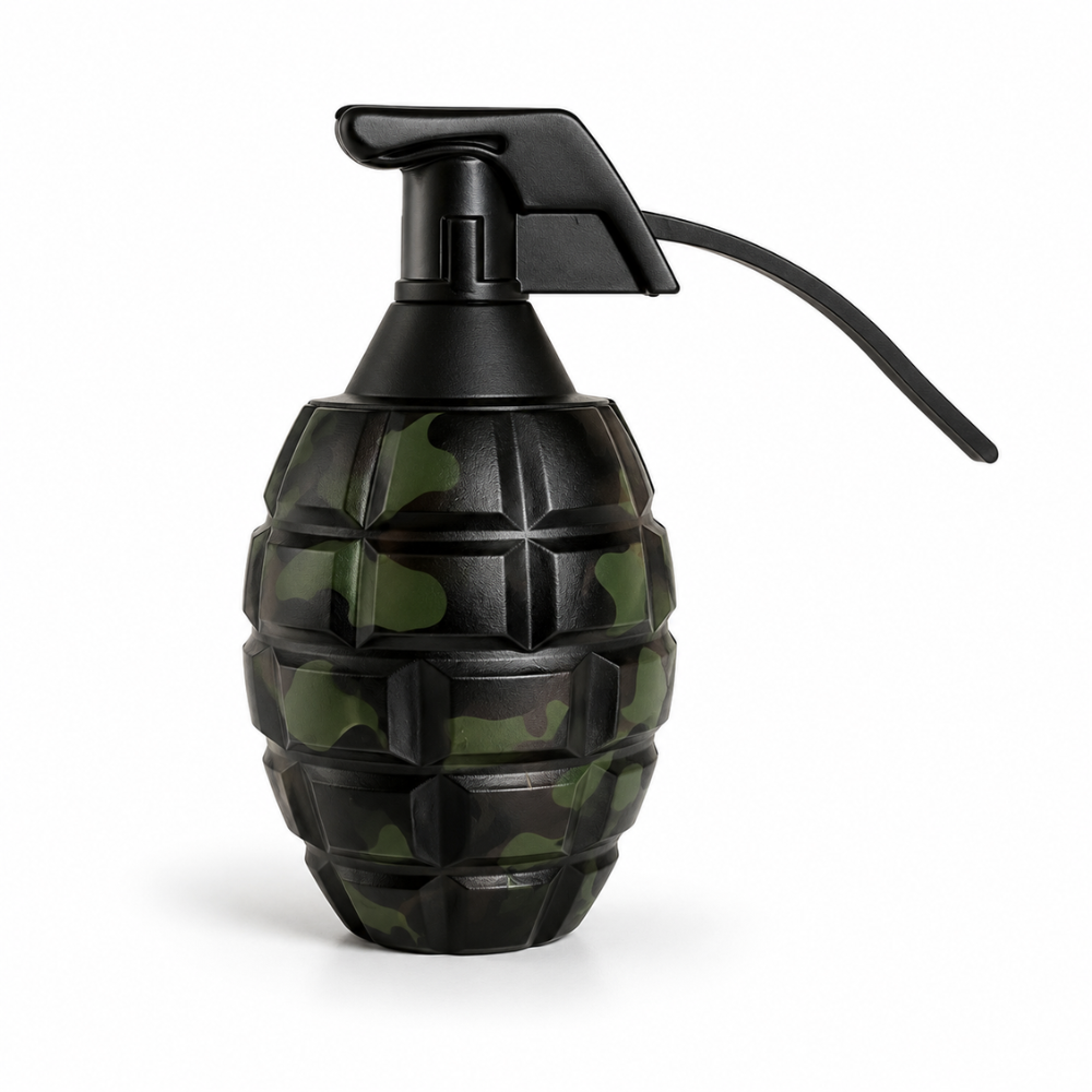 Grinder grenade en métal au design camouflage militaire vert et noir tenu dans une main